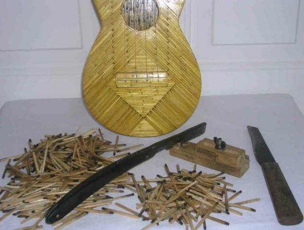 Гавайская гитара, сделанная из спичек